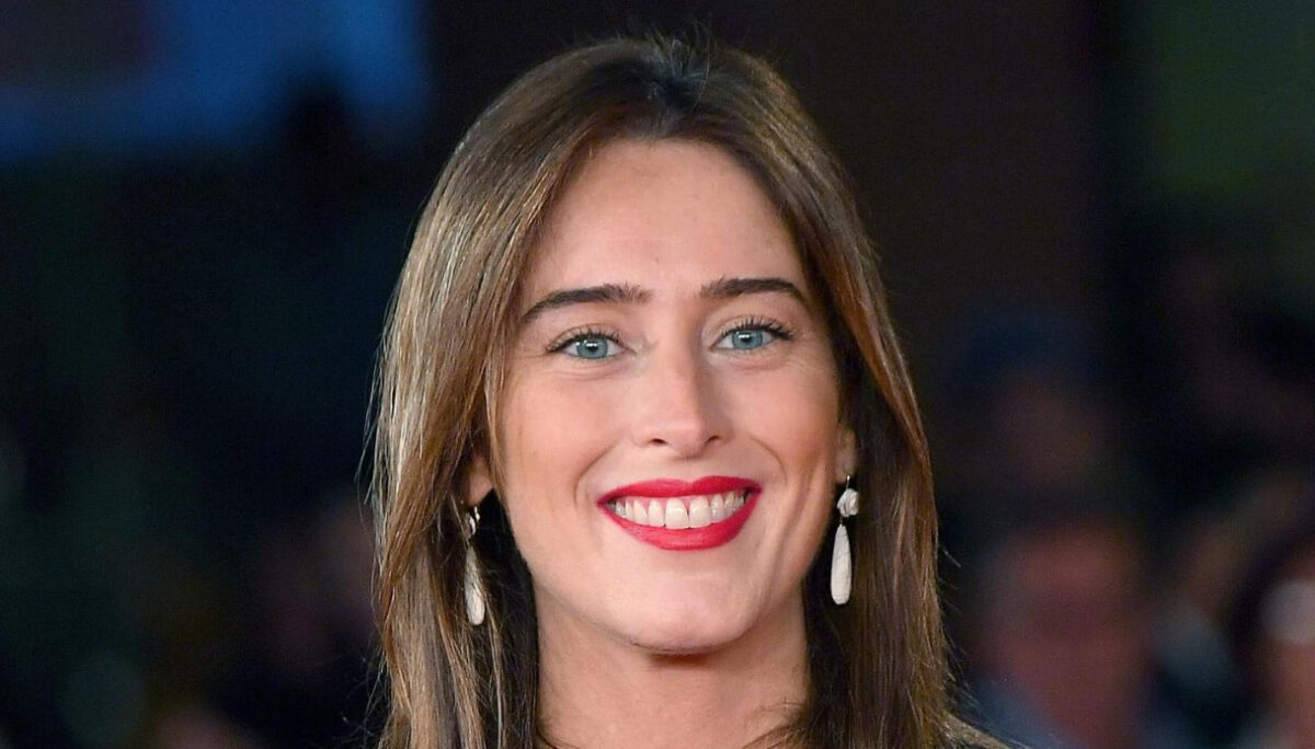Maria Elena Boschi bellissima in pantaloncini e reggiseno in vista