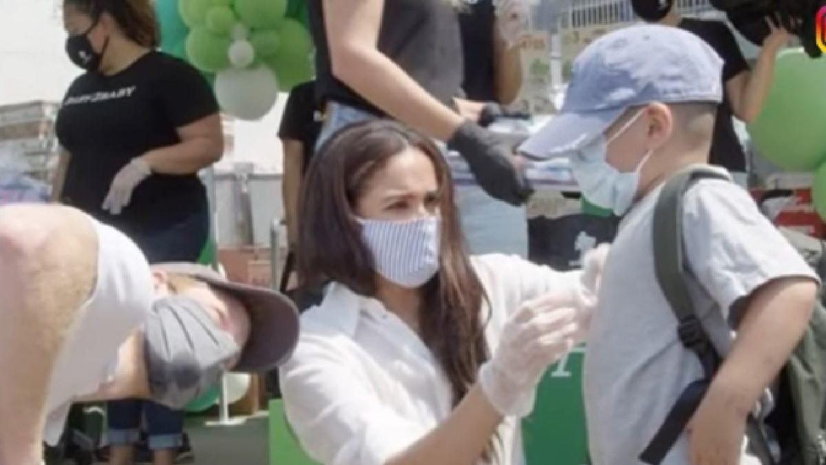 meghan-markle-and-prince-harry-volunteer-at-baby2baby-event-image-source-accessyoutube-2505930