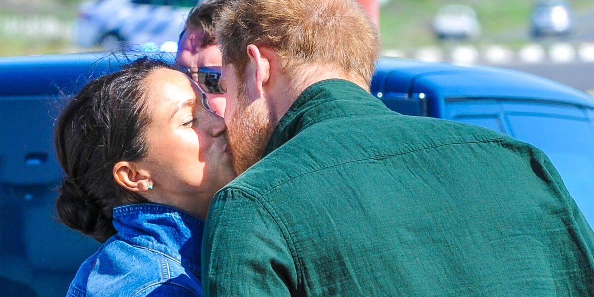 hbz-prince-harry-meghan-markle-kiss-index-1569328504 hbz-prince-harry-meghan-markle-kiss-index-1569328504