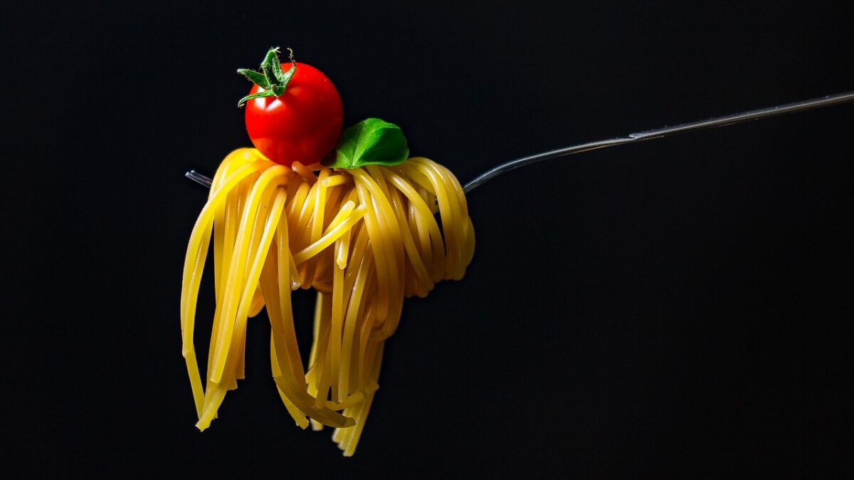 Mangiare pasta alla sera fa male? La verità e consigli