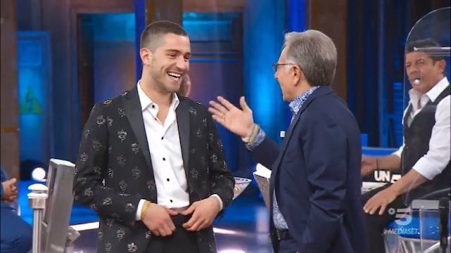 La-giacca-di-Tommaso-Zorzi-ad-Avanti-Un-Altro La-giacca-di-Tommaso-Zorzi-ad-Avanti-Un-Altro