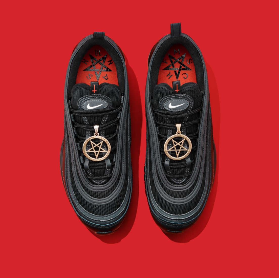 Nike sataniche con sangue umano