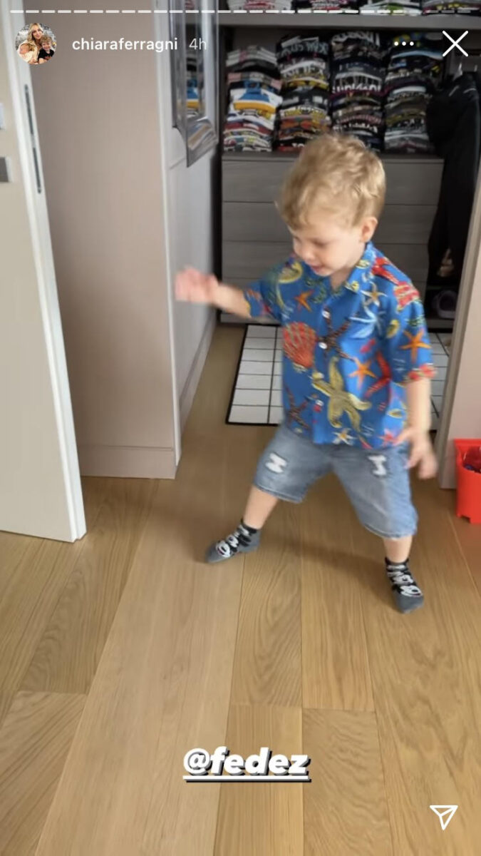 18:15 – Ferragnez: Leone adora la canzone del papà 18:15 – Ferragnez: Leone adora la canzone del papà