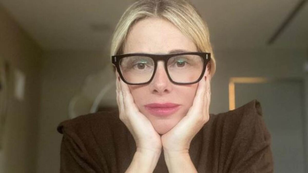 (14:30) Alessia Marcuzzi e la laurea del figlio a Londra (14:30) Alessia Marcuzzi e la laurea del figlio a Londra