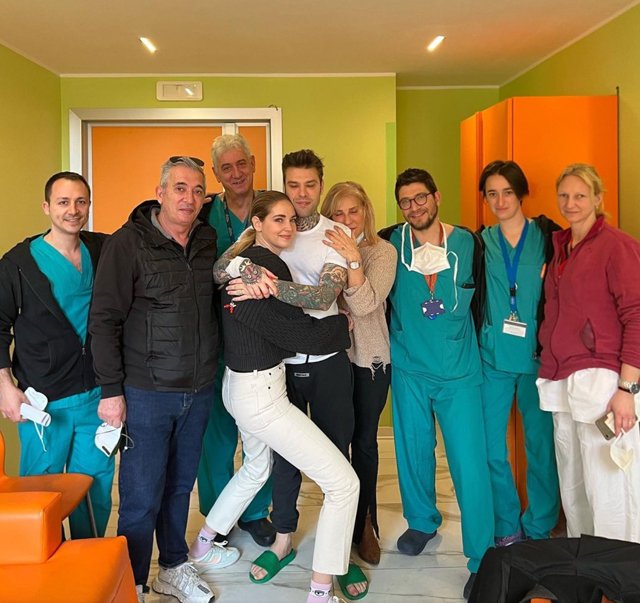 Fedez torna a casa, il rapper è stato dimesso dall’ospedale Fedez torna a casa, il rapper è stato dimesso dall’ospedale