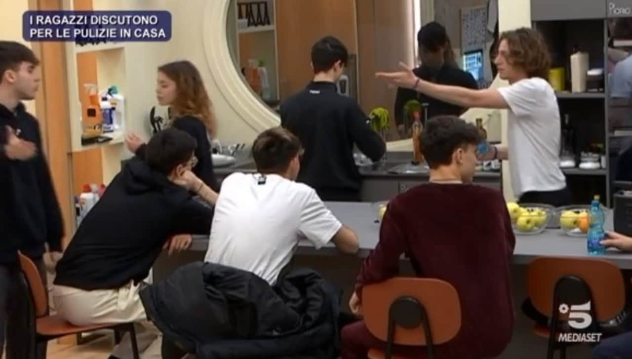 Amici 21, lite furiosa nella casa: urla e insulti Amici 21, lite furiosa nella casa: urla e insulti