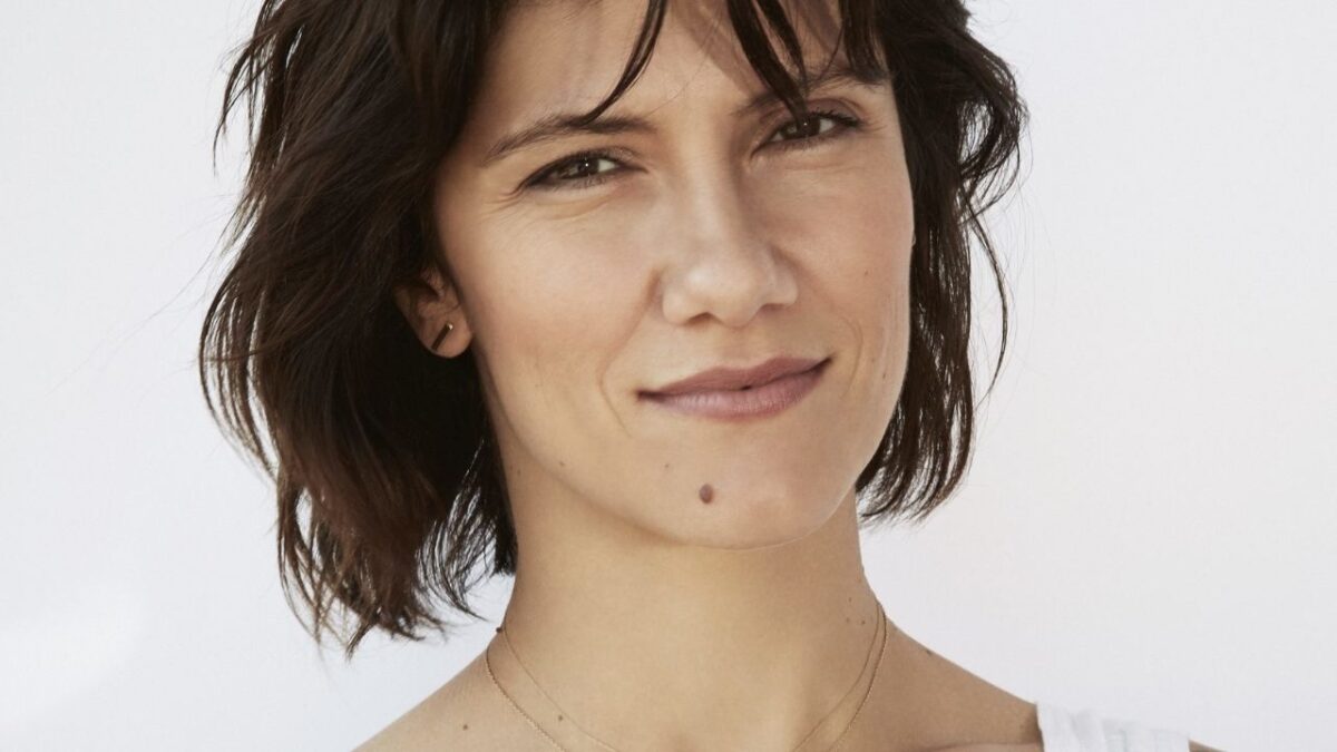 Elisa svela un passato difficile: due famiglie e un padre…