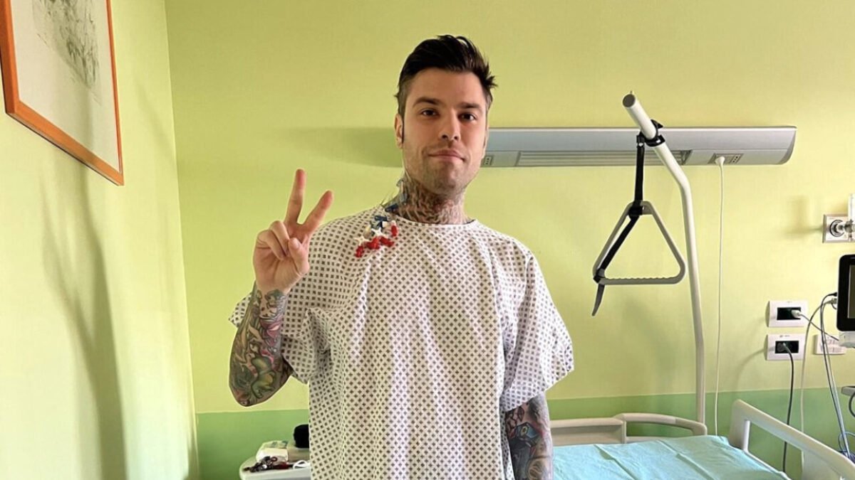 (19:30) Fedez dopo l’intervento “Ho perso 10 chili” (19:30) Fedez dopo l’intervento “Ho perso 10 chili”