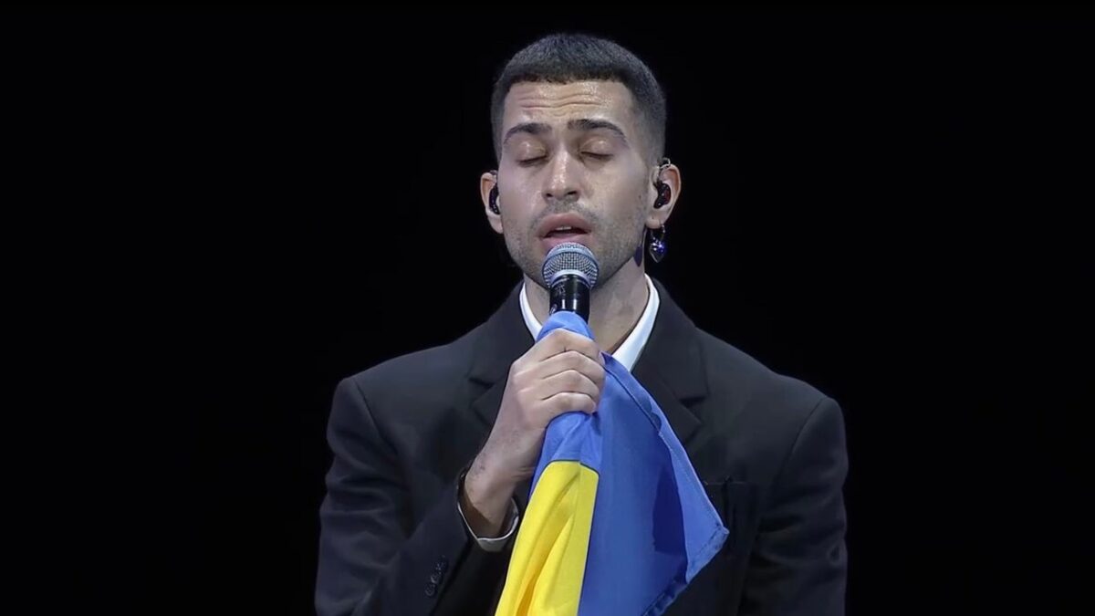 21:30 – Mahmood si espone sul palco: un gesto che far&agrave; discutere