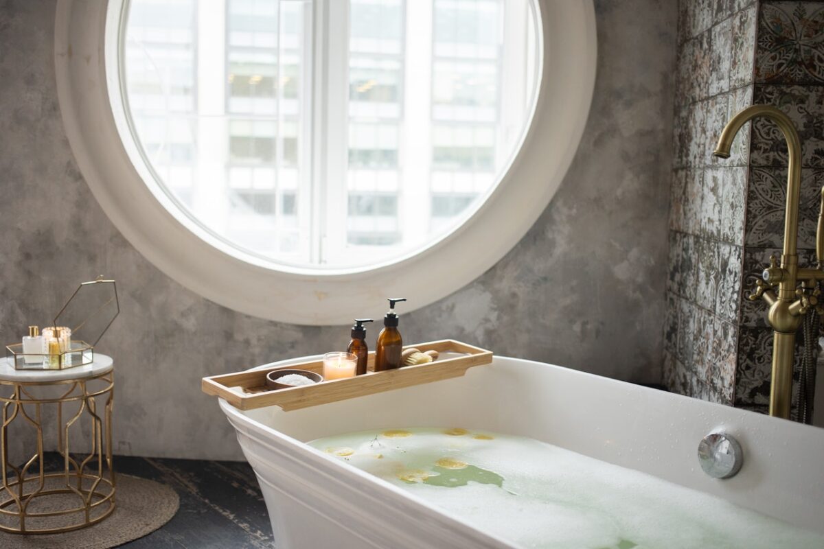 Arredare il bagno, vasca o doccia? La soluzione migliore in base allo spazio Arredare il bagno, vasca o doccia? La soluzione migliore in base allo spazio
