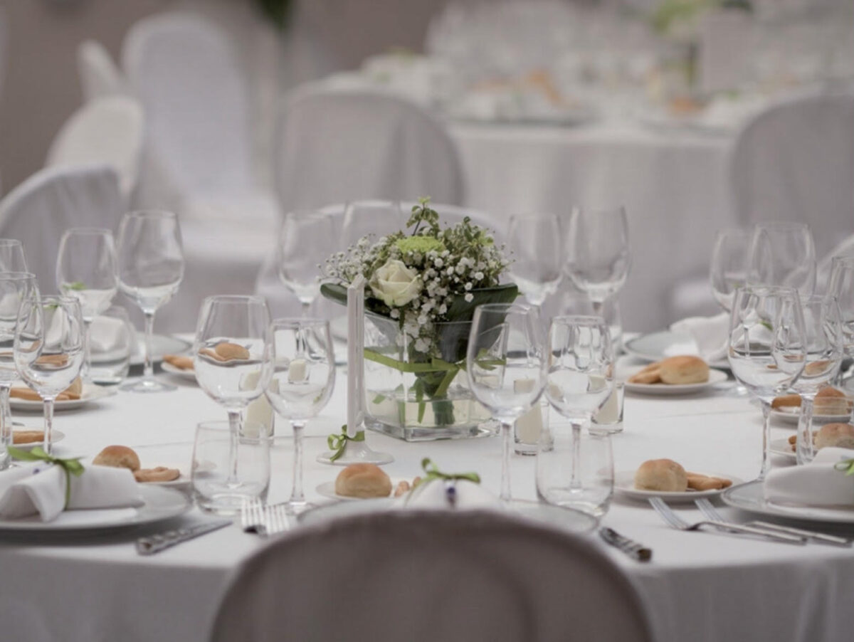 11:45 – Matrimonio: il giro tra i tavoli degli sposi 11:45 – Matrimonio: il giro tra i tavoli degli sposi