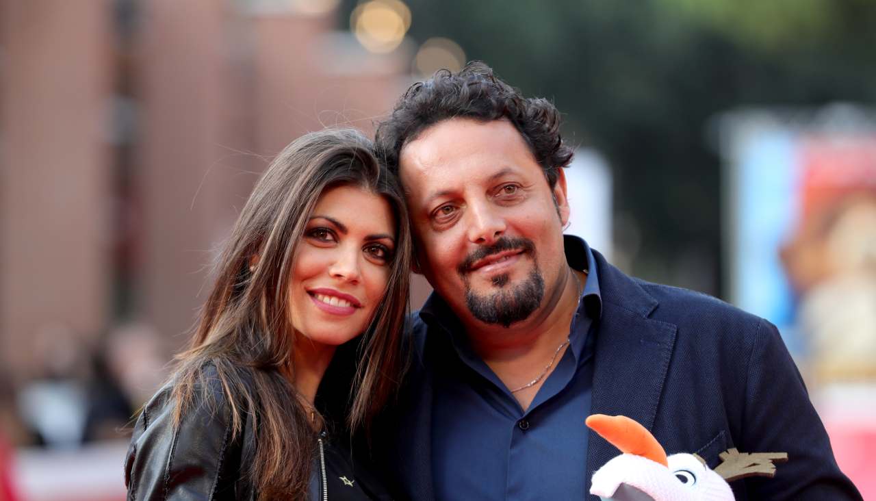 (18:50) Flora Canto festeggia l’addio al nubilato con amiche. Tra queste non c’&egrave; Sonia Bruganelli.