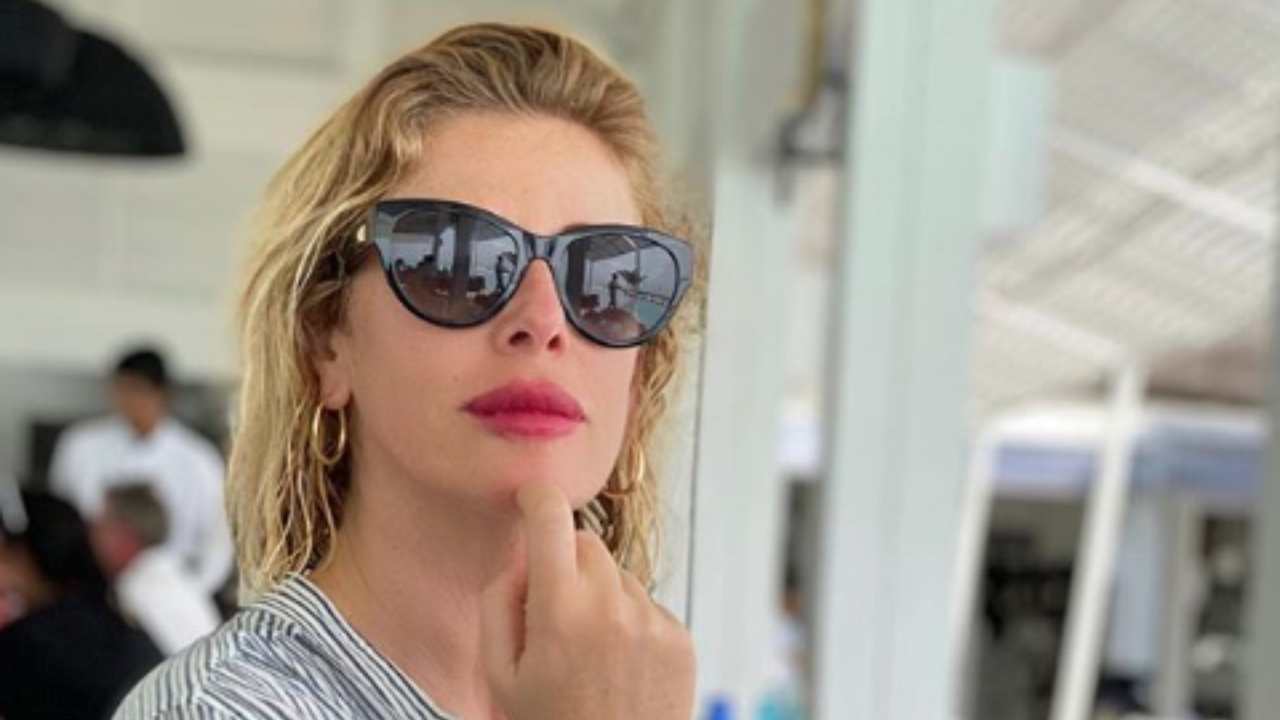 (14:30) Alessia Marcuzzi e la laurea del figlio a Londra (14:30) Alessia Marcuzzi e la laurea del figlio a Londra