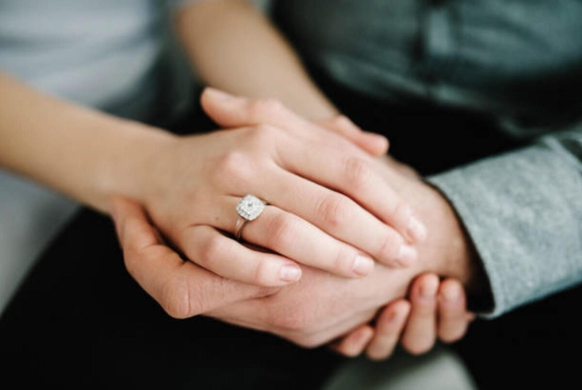 11:45 – Matrimonio, l’anello di fidanzamento: etichetta e tradizioni 11:45 – Matrimonio, l’anello di fidanzamento: etichetta e tradizioni