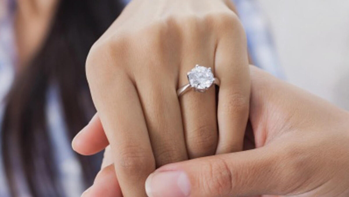 11:45 – Matrimonio, l’anello di fidanzamento: etichetta e tradizioni 11:45 – Matrimonio, l’anello di fidanzamento: etichetta e tradizioni