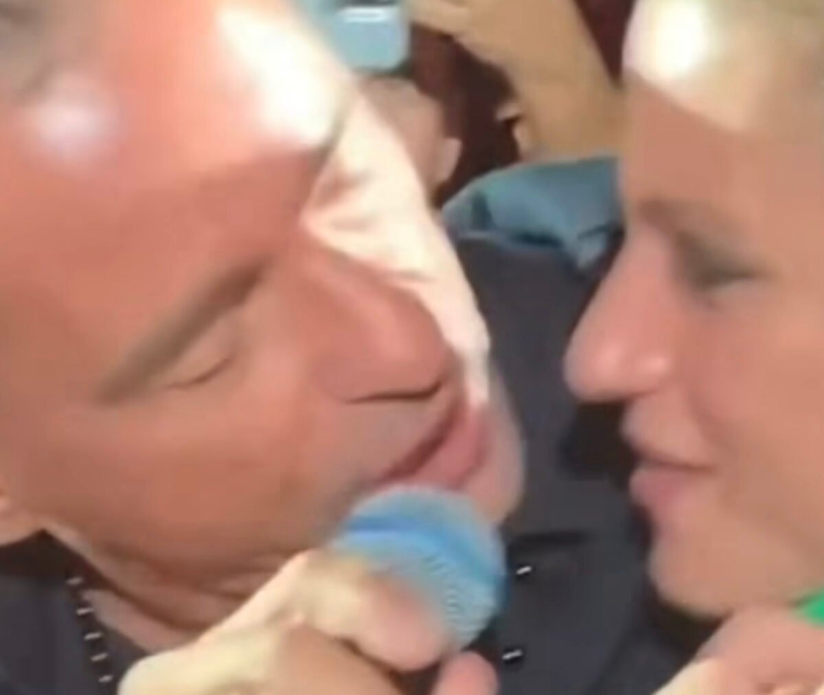 Michelle Hunziker ed Eros Ramazzotti non si trattengono: vicini più che mai Michelle Hunziker ed Eros Ramazzotti non si trattengono: vicini più che mai