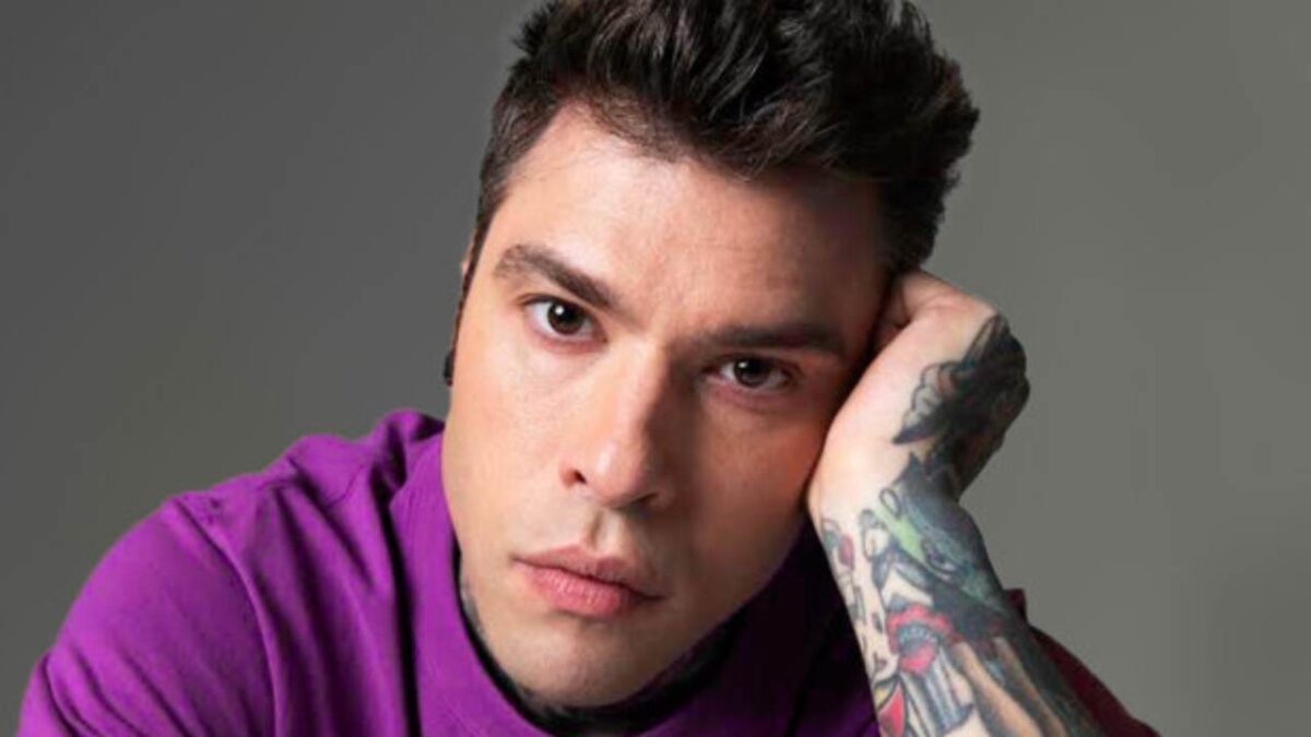 Fedez, il nuovo tatuaggio: ha coperto tutto il corpo con…