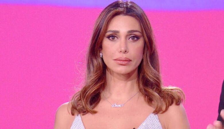 Belen: lo scatto sui social divide i fan, troppi ritocchini? Belen: lo scatto sui social divide i fan, troppi ritocchini?