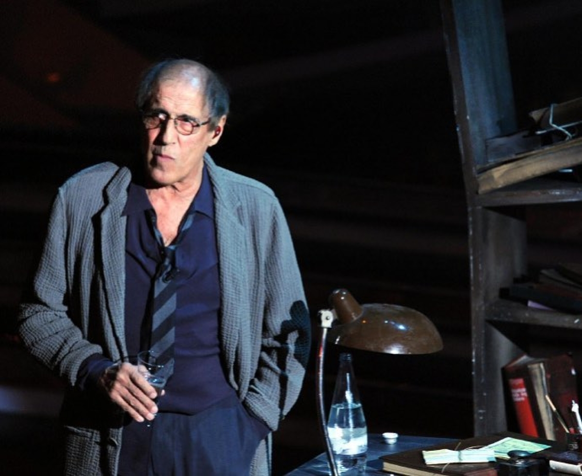 Adriano Celentano attacca gli applausi del programma di Giovanni Floris Adriano Celentano attacca gli applausi del programma di Giovanni Floris