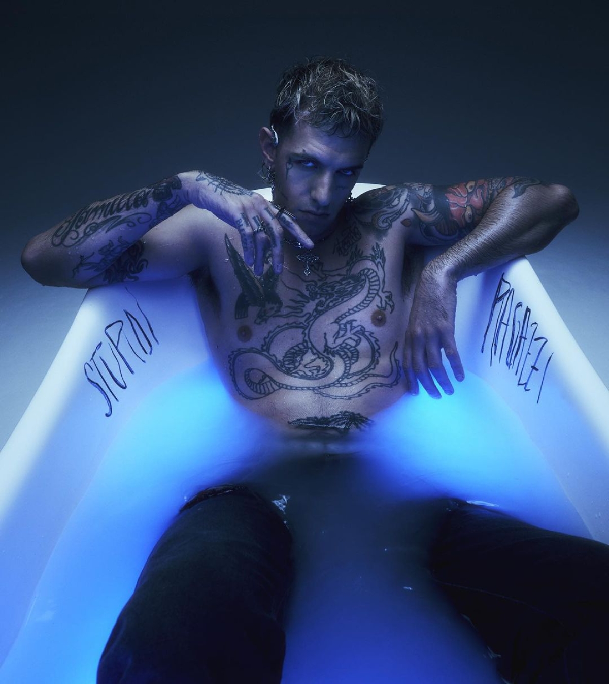 Achille Lauro al concerto del Primo Maggio invita a mettere i cellulari in tasca Achille Lauro al concerto del Primo Maggio invita a mettere i cellulari in tasca