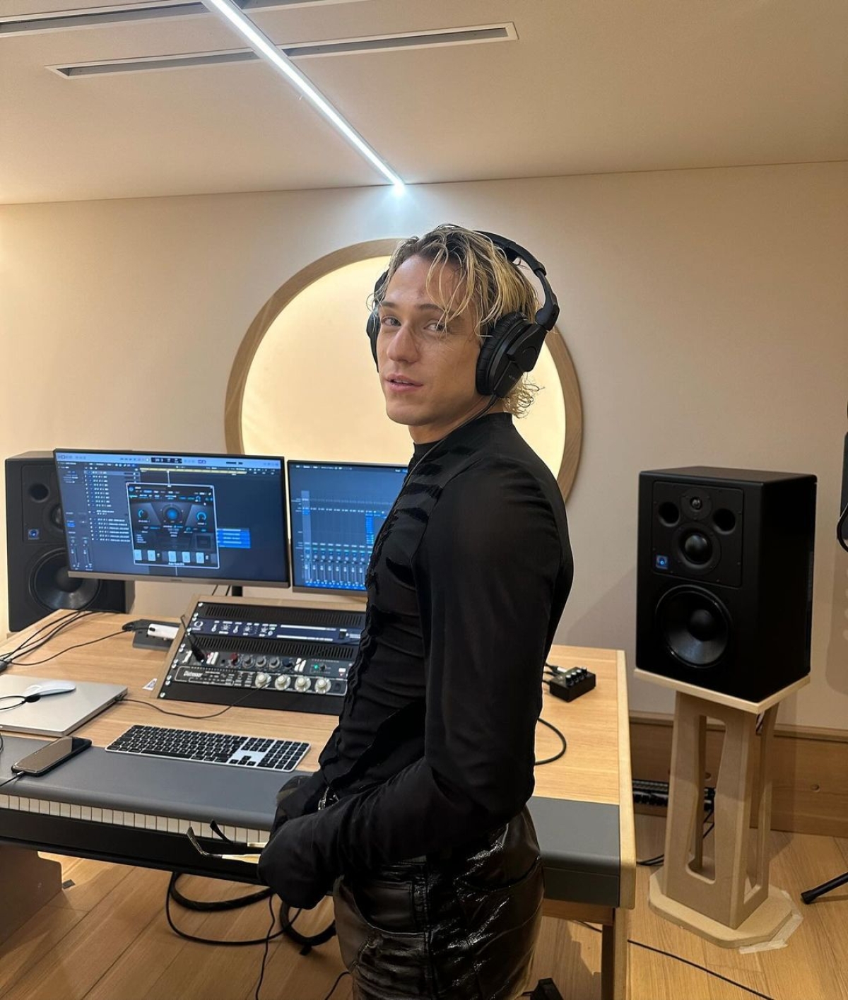 Irama presenta la sua nuova canzone ad Amici Irama presenta la sua nuova canzone ad Amici