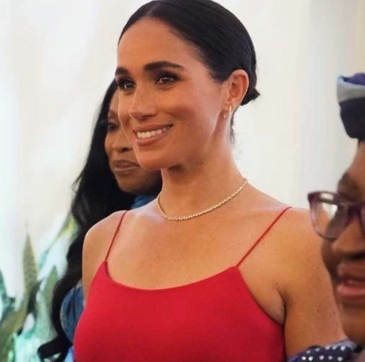 Megan Markle in Nigera sfoggia un bel look Megan Markle in Nigera sfoggia un bel look