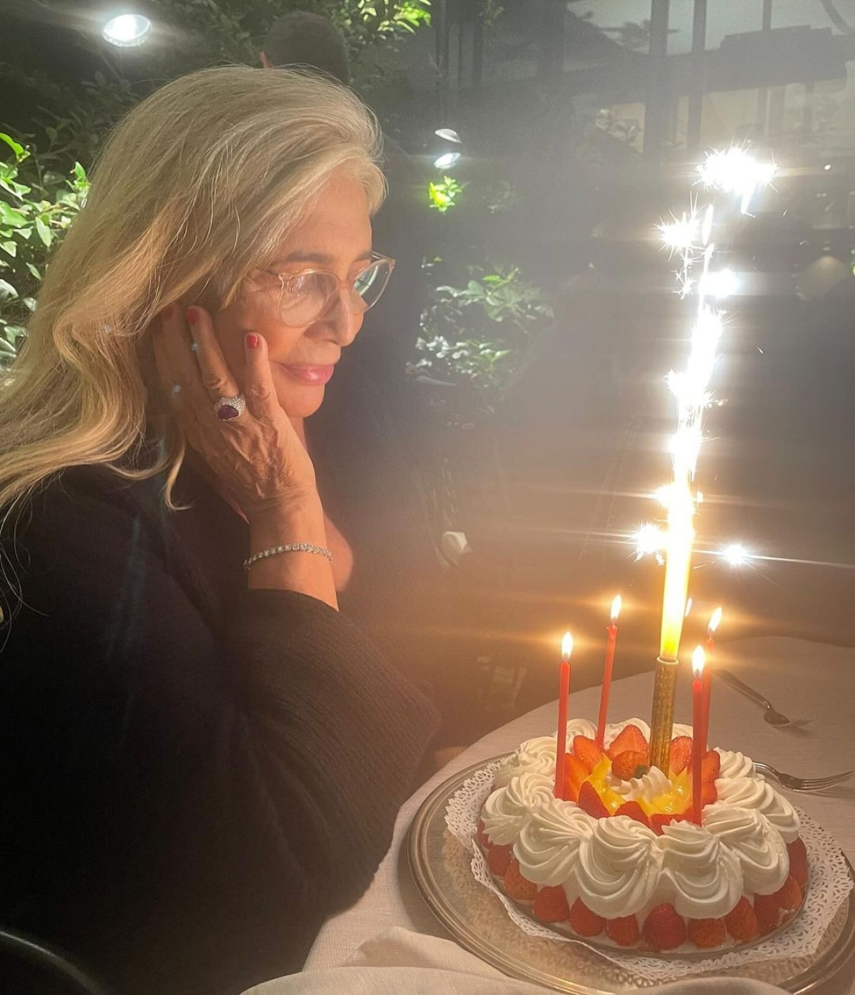 Mara Venier festeggia 74 anni con una torta particolare Mara Venier festeggia 74 anni con una torta particolare