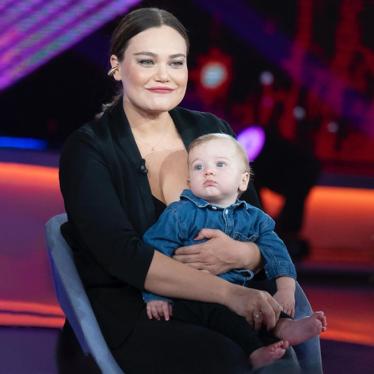 Romina Carrisi e il suo nuovo look per la prima volta in tv Romina Carrisi e il suo nuovo look per la prima volta in tv
