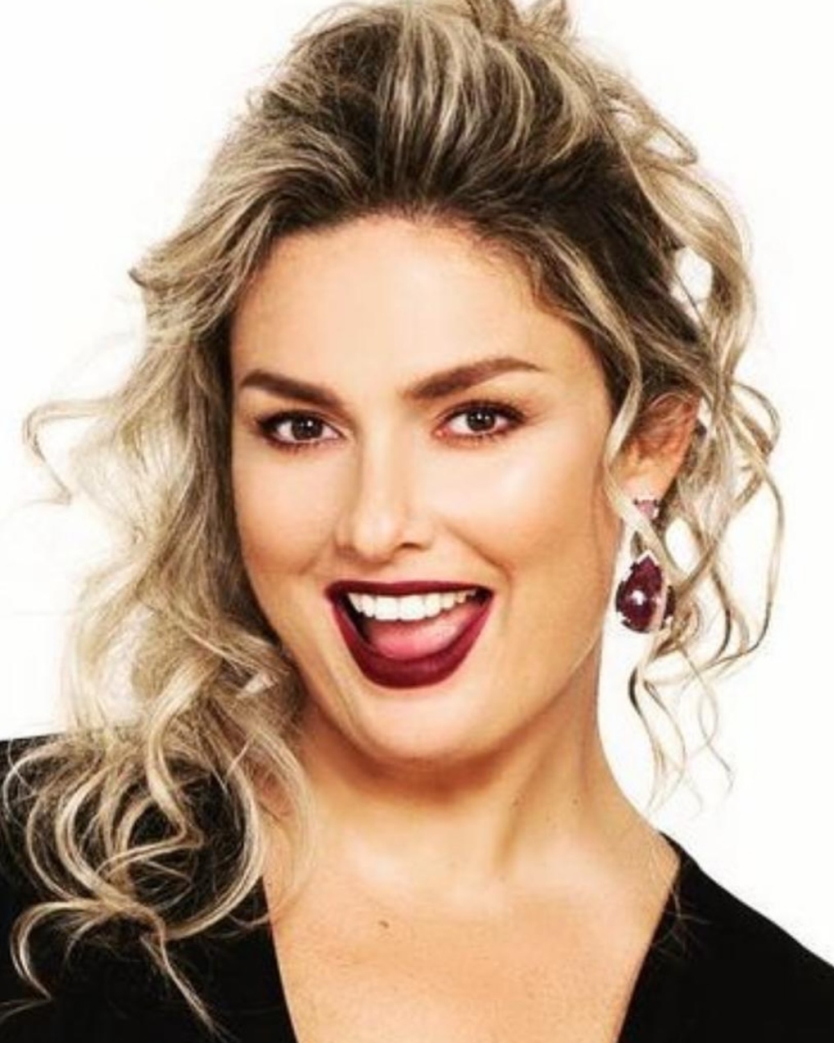 Giada Desideri, dal suo ritorno a Un Posto al Sole alla sua battaglia Giada Desideri, dal suo ritorno a Un Posto al Sole alla sua battaglia