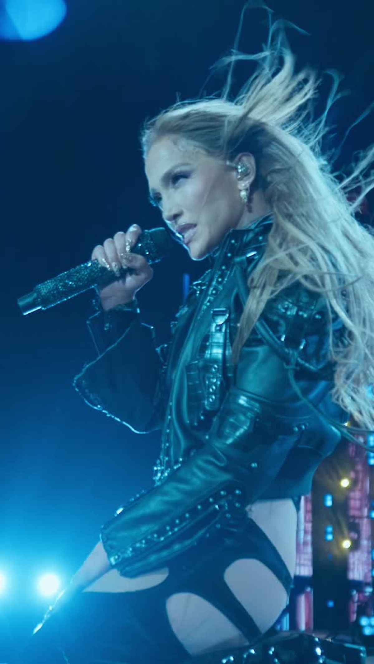 Il video del grillo che è salito sul collo di Jennifer Lopez: la reazione