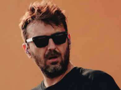 Cesare Cremonini presenta la fidanzata sul palco, chi è lei