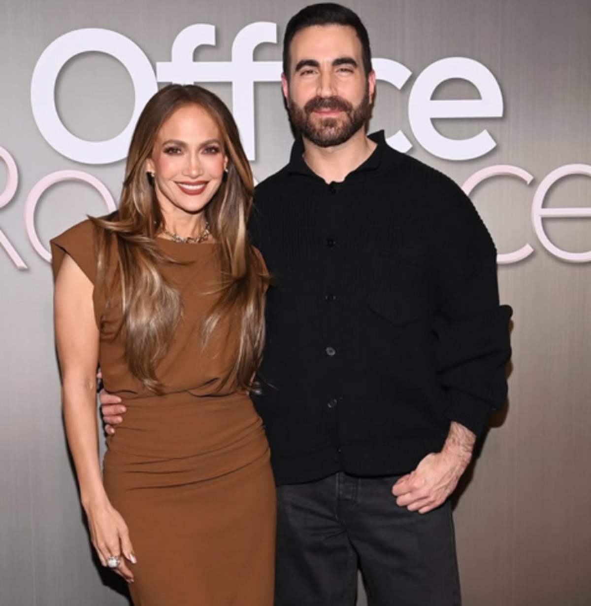 Foto Jennifer Lopez con Brett Goldstein profilo ufficiale Instagram Foto Jennifer Lopez con Brett Goldstein profilo ufficiale Instagram
