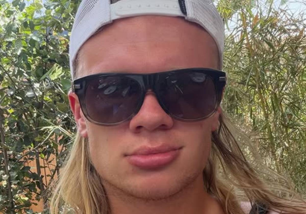Erling Haaland, fan in delirio, la foto social con un cantante italiano