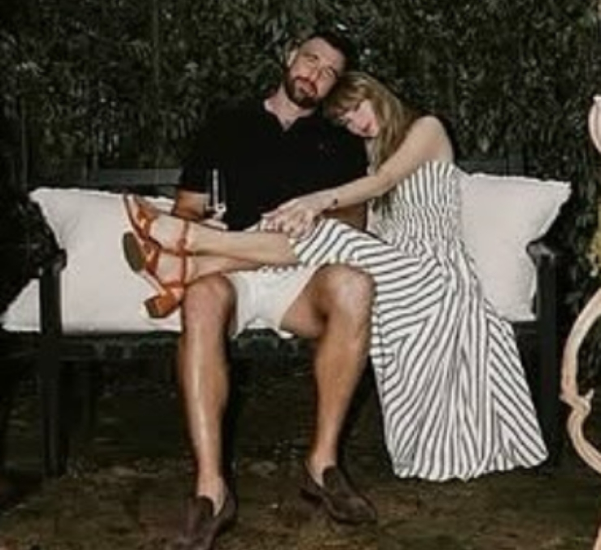 Foto Taylor Swift e Travis Kelce profilo ufficiale Instagram Foto Taylor Swift e Travis Kelce profilo ufficiale Instagram