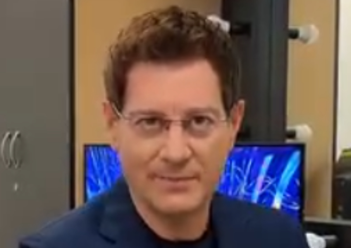 Enrico Papi si sbilancia sui colleghi: “Coltellate alla schiena”