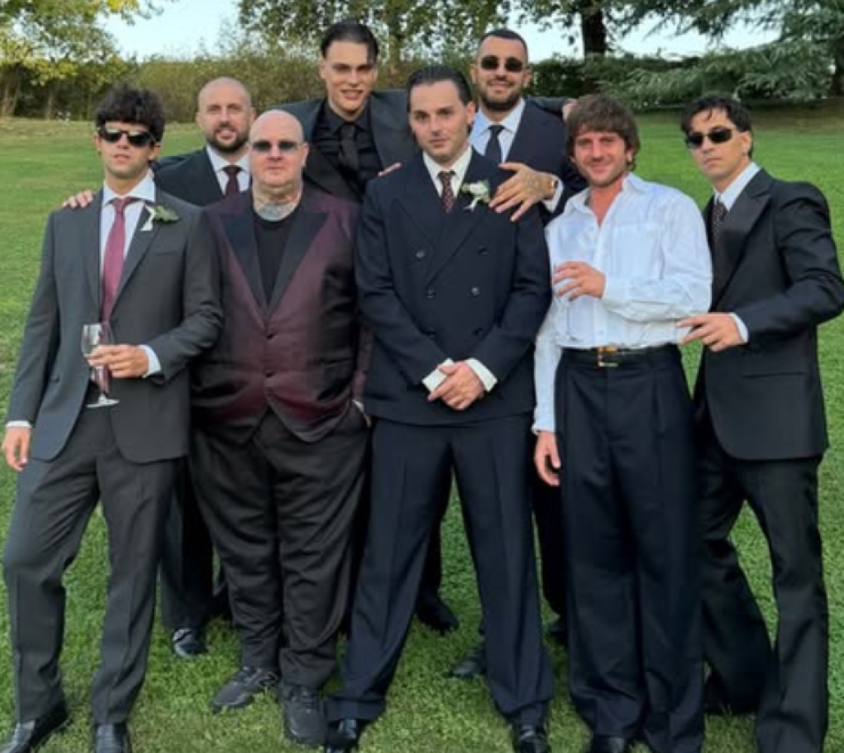 Foto Gli ospiti delle nozze di Ernia e Valentina Cabassi profilo ufficiale Instagram Foto Gli ospiti delle nozze di Ernia e Valentina Cabassi profilo ufficiale Instagram