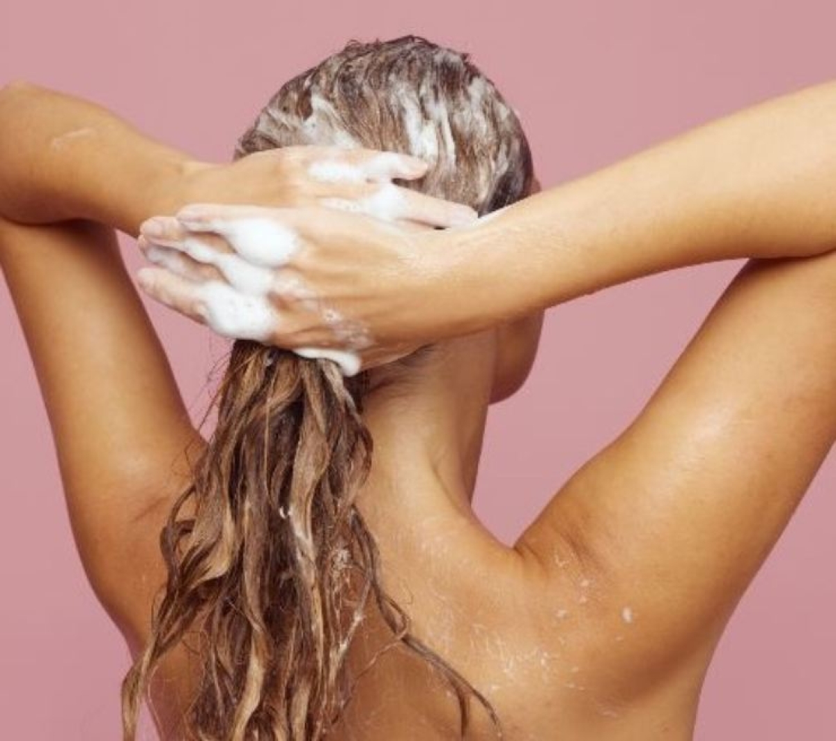 Foto Donna che si lava capelli--hairlust-official-pexels Foto Donna che si lava capelli--hairlust-official-pexels